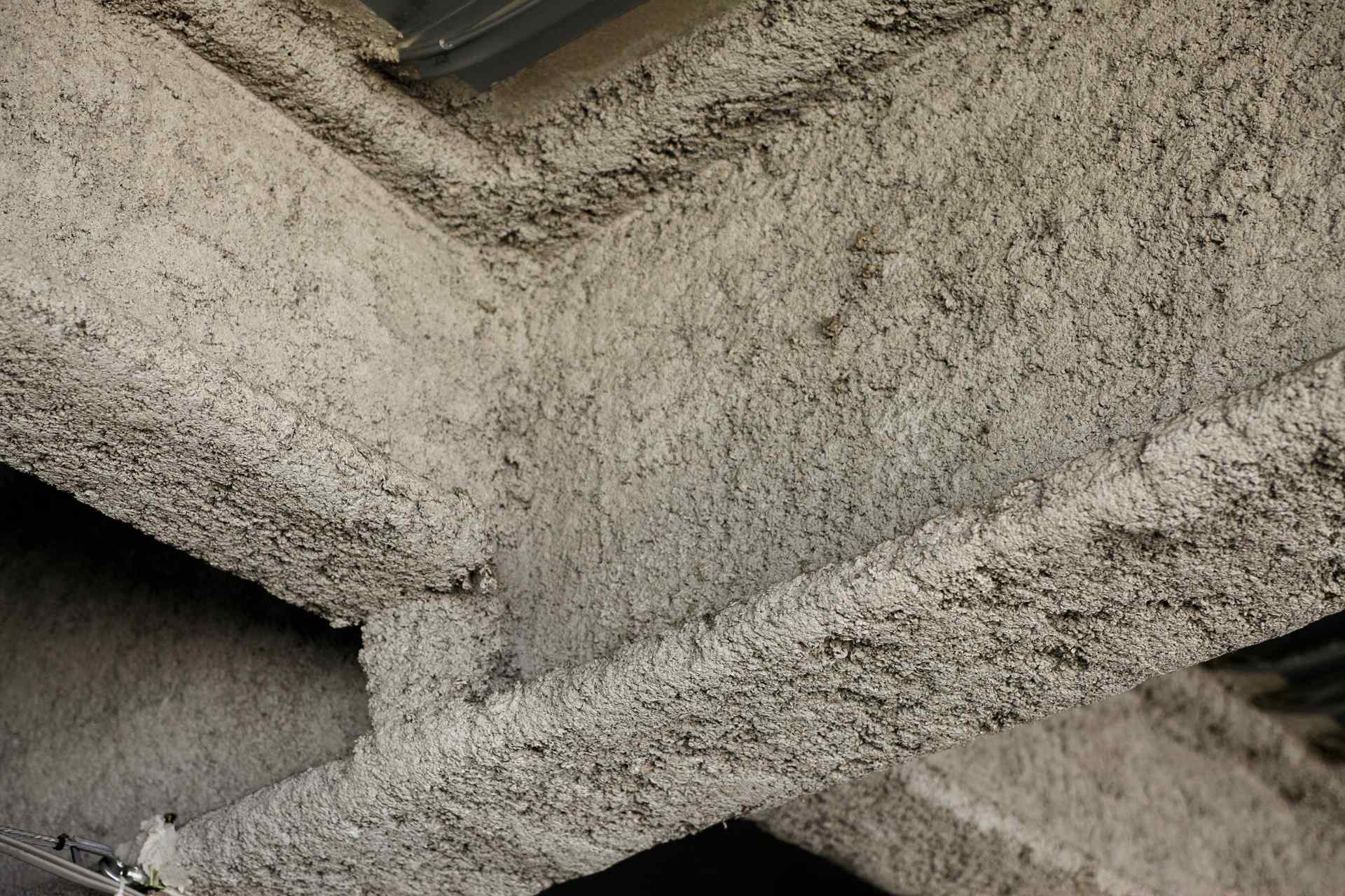 安全性を最優先とした施工体制の構築と有資格者による作業を実施